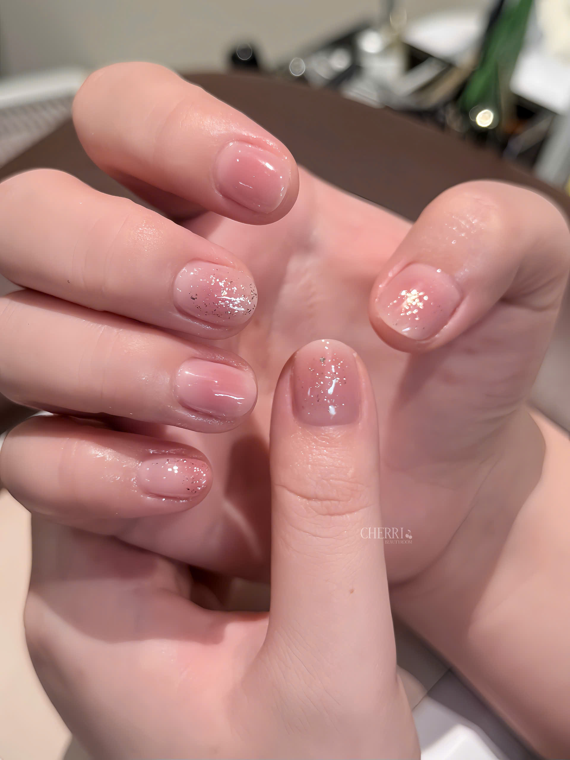 Mẫu nail nude kim tuyến tối giản tại Cherri Beauty Room